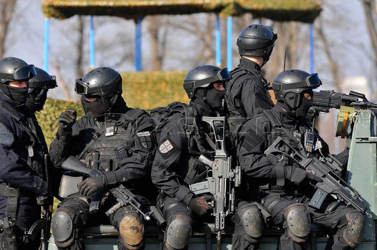 EKTAKTΟ: Σέρβοι και Αλβανοί μια ανάσα από την ολική ανάφλεξη – Μαζικές μετακινήσεις δυνάμεων – Ανατινάζονται τα Βαλκάνια